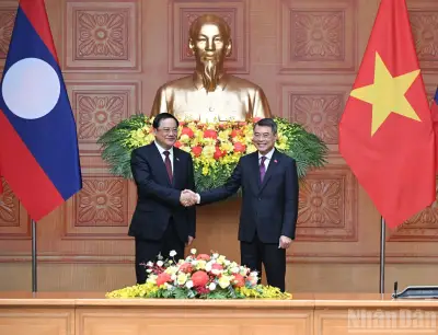 Thủ tướng Việt Nam và Lào hội đàm, ký kết nhiều thỏa thuận hợp tác chiến lược