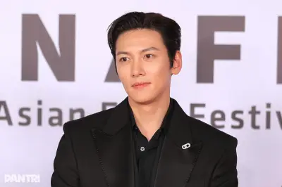 Tài tử Ji Chang Wook gây sốt tại thảm đỏ Liên hoan phim châu Á Đà Nẵng