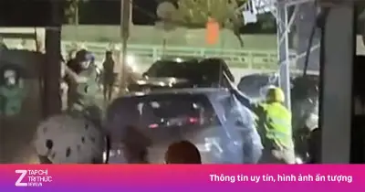 Tạm giữ hình sự đối tượng say rượu lái ôtô lao vào quán nhậu ở Đà Nẵng