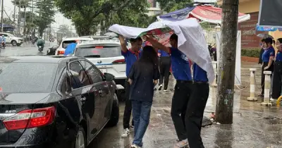 Tình nguyện viên tiếp sức mùa thi che mưa cho thí sinh