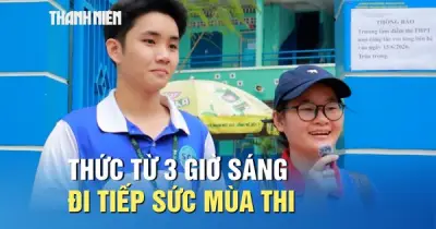 Tình nguyện viên tiếp sức thí sinh thi tốt nghiệp THPT từ sáng sớm