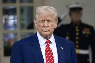 Trump kêu gọi GM, Ford chuyển nhà máy sản xuất vũ khí