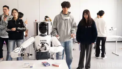 Trung Quốc thiếu hơn 5 triệu hộ lý, đẩy mạnh phát triển robot chăm sóc người già
