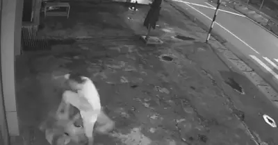 Truy tìm thanh niên giữa đêm hành hung cụ ông bán vé số trên vỉa hè quốc lộ