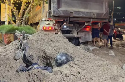 Tàu hỏa tông ô tô tải chở cát ở Hà Nội, 4 xe máy bị vùi lấp