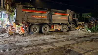 Va chạm tàu hỏa với xe tải tại đường ngang dân sinh ở Hà Nội