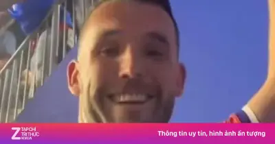 Video CĐV đánh rơi điện thoại, cầu thủ Scotland hành động gây sốt