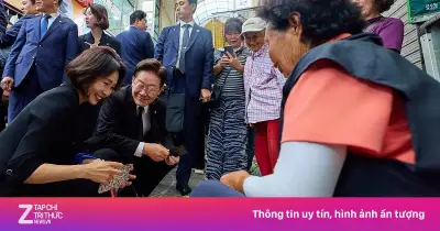 Video: Tổng thống Hàn Quốc cùng phu nhân đi chợ ăn quà vặt gây sốt