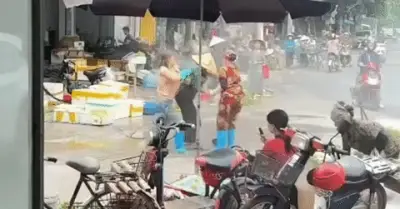 Xô xát vì tranh giành vị trí bán hàng, người phụ nữ bị vòi nước tăng áp xịt vào mặt