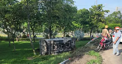 Xe ben lao khỏi cầu vượt Trạm 2, tài xế may mắn thoát nạn