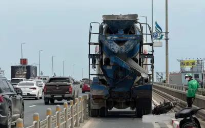 Xe bồn vào làn xe máy trên cầu Nhật Tân gây tai nạn chết người