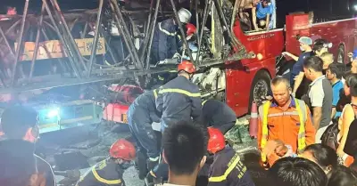 Xe khách găm chặt dưới xe đầu kéo trên cao tốc, nhiều người bị nạn