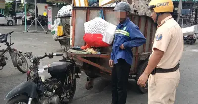Xe máy kéo thùng rác tự chế tại TP.HCM có thể bị phạt nặng