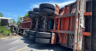 Xe đầu kéo lật ngang quốc lộ sau va chạm ô tô, 3 người bị thương