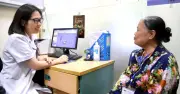 33 năm sau điều trị ung thư, người phụ nữ nói lý do nâng niu tấm thẻ ra viện