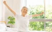4 biểu hiện khi thức dậy sau tuổi 60 cho thấy người sống thọ