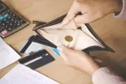 5 sai lầm tài chính khiến tiền trong túi bạn 'bốc hơi' mỗi ngày