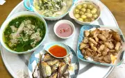 6 mâm cơm gia đình nấu vội sau giờ tan ca khiến cộng đồng thán phục