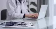AI giải phóng bác sĩ khỏi núi giấy tờ: thêm 5 bệnh nhân mỗi tuần, tiết kiệm 132 giờ/năm