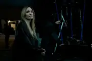 Angelina Jolie: Thời trang giúp tôi trò chuyện với các con về ung thư