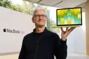 Apple bất ngờ tăng giá MacBook và iPad, cổ phiếu giảm 5%