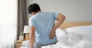 Đau lưng, cứng lưng mỗi sáng: Khi nào cần đi khám?