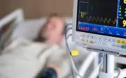 Đau ngực, vã mồ hôi lạnh: Dấu hiệu nhồi máu cơ tim dễ bị bỏ qua