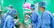 Bé 11 tháng tuổi nuốt khuyên tai của mẹ, bác sĩ nội soi lấy dị vật thành công