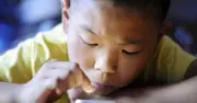 Bé 5 tháng tuổi cận thị 1.000 độ: Bác sĩ cảnh báo nguyên nhân di truyền