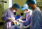 Bé 6 tuổi mắc ung thư xương được thay khớp tăng trưởng nhân tạo thành công