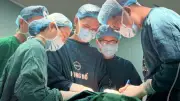 Bé 7 tuổi mang 'mai rùa' khổng lồ trên lưng sau 6 lần phẫu thuật đã đứng thẳng