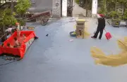Bể bơi tự chế bất ngờ bung thành, nước tràn ngập sân thóc ở Hà Nội