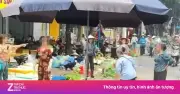 Bà bán rau bị chủ cửa hàng hải sản xịt nước thẳng mặt