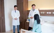 Bé gái 13 tuổi có cột sống cong hơn 110 độ được phẫu thuật thành công