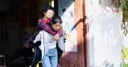 Bé gái 13 tuổi chăm mẹ suốt 7 năm được vinh danh thiếu niên ưu tú