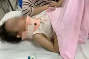 Bé gái 4 tuổi bị xô ngã từ cầu trượt cao 1m ở chung cư Hà Nội