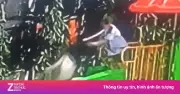 Bé gái bị đẩy ngã lộn cổ ở sân chơi chung cư, nứt xương hốc mắt