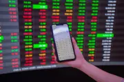 Bộ đôi cổ phiếu LPBank, Vingroup dẫn dắt thị trường chứng khoán tăng mạnh