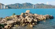 Bí ẩn bàn tay khổng lồ in sâu trên tảng đá ở Hòn Chồng Nha Trang