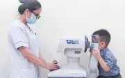 Bé trai 3 tuổi cần 14 độ bác sĩ phát hiện nguyên nhân bất thường ở mắt