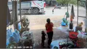 Bé trai 3 tuổi tử vong sau khi bị xe tải tông khi băng qua đường