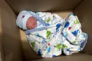 Bé trai sơ sinh bị bỏ rơi trước nhà dân ở TPHCM kèm lá thư 'hoàn cảnh éo le'