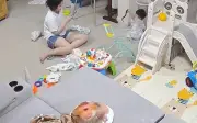 Bé trai Thái Lan cầm rắn sống xoay tròn khi mẹ đang dọn nhà
