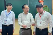 Bộ trưởng Hoàng Minh Sơn thị sát điểm thi tốt nghiệp THPT 2026 tại Hà Nội