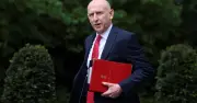 Bộ trưởng Quốc phòng Anh John Healey từ chức vì bất đồng ngân sách