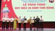 Ba đảng viên nhận Huy hiệu 30 năm tuổi Đảng tại Trường Đại học Thủy lợi