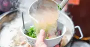 Bác sĩ cảnh báo: 4 thói quen phá hủy dạ dày nhanh hơn ăn cay