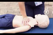 Bác sĩ kêu gọi ép tim đúng cách khi sơ cứu trẻ đuối nước, không dốc ngược