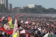 Bãi biển Sầm Sơn chật kín người giải nhiệt giữa đợt nắng nóng