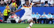 Bi kịch Jonathan Tah: Từ người hùng đến tội đồ sau pha đá hỏng luân lưu